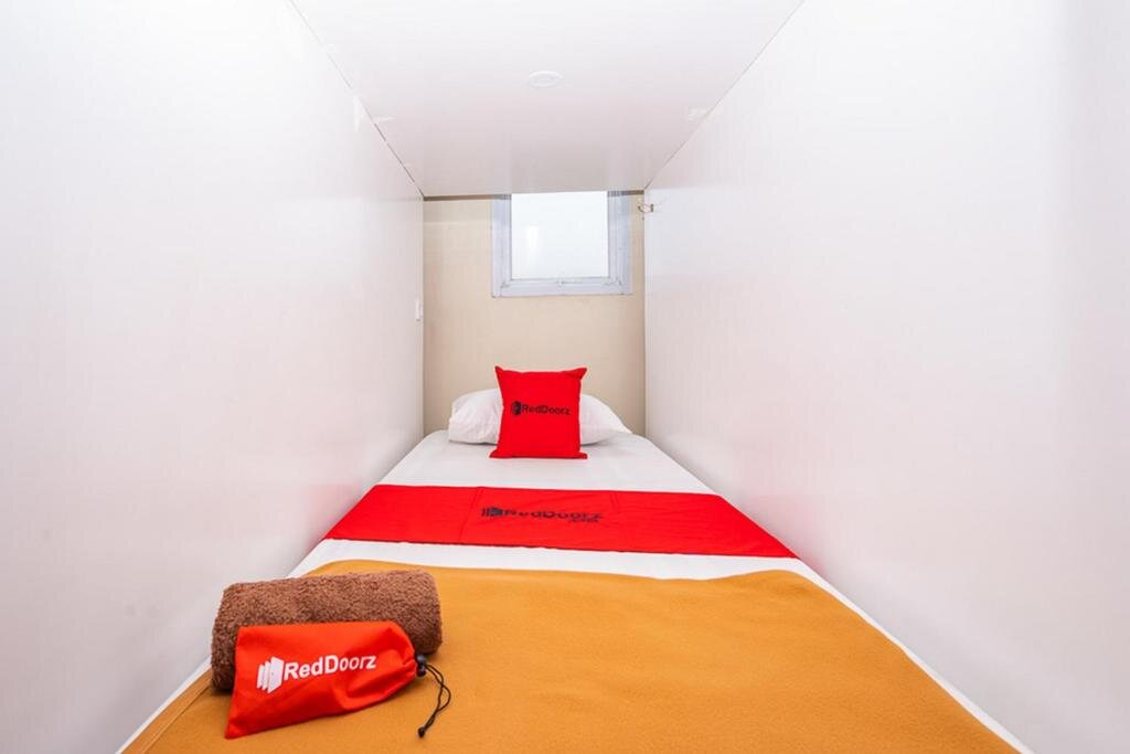 Кровать в общем номере (мужской номер) RedDoorz Syariah near Exit Toll Ciawi