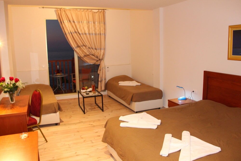 Standard famille chambre avec balcon et Vue mer Agelia Beach Hotel