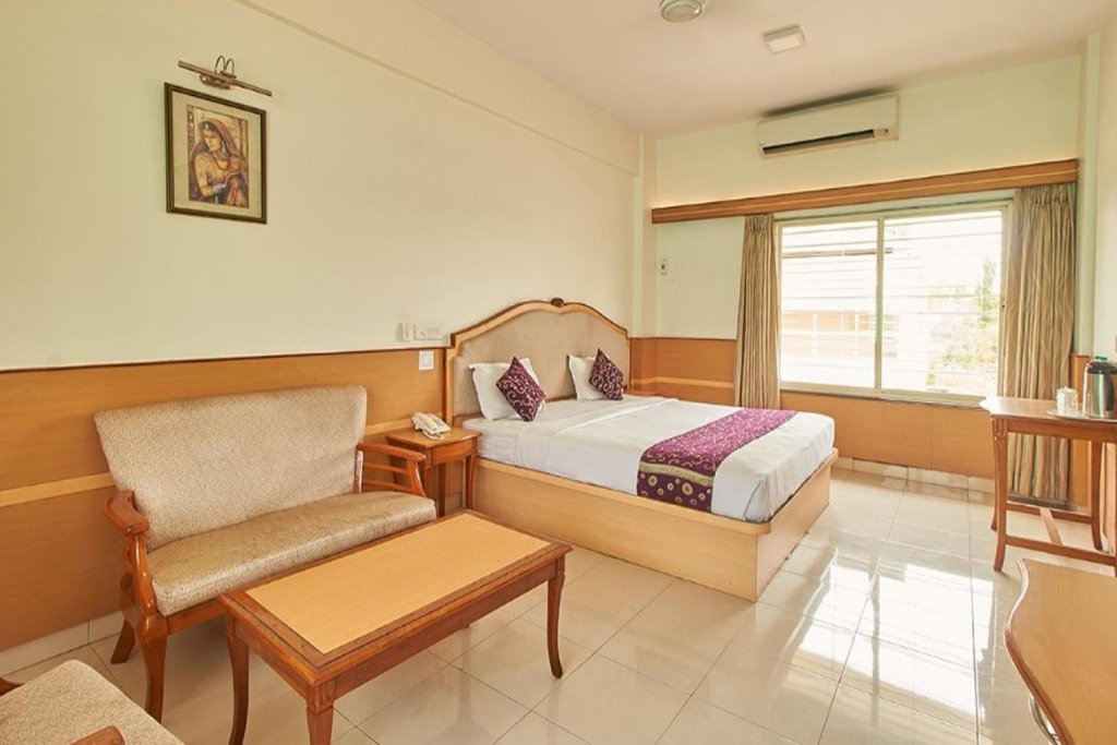 Deluxe room with pool view Hotel Atithi