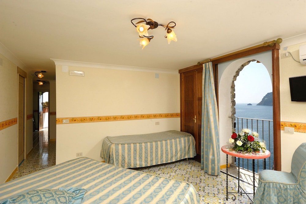 1 Bedroom Standard Quadruple room with balcony and with sea view La Locanda Del Fiordo