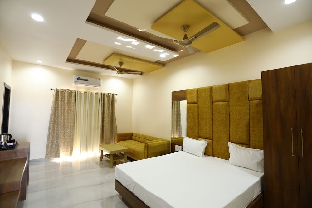 Camera Luxury Ishwar Nain Hotel