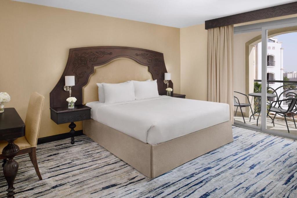 Suite doble 1 dormitorio con balcón Crowne Plaza Riyadh Al Waha, an IHG Hotel