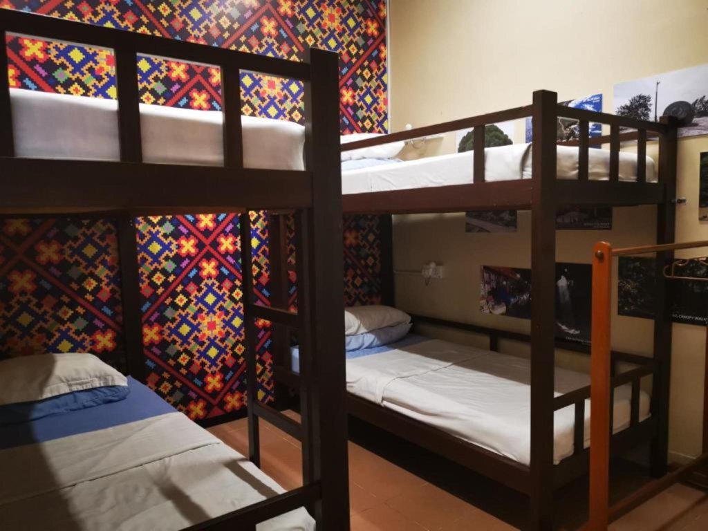 Кровать в общем номере (мужской номер) Masada Bed & Breakfast