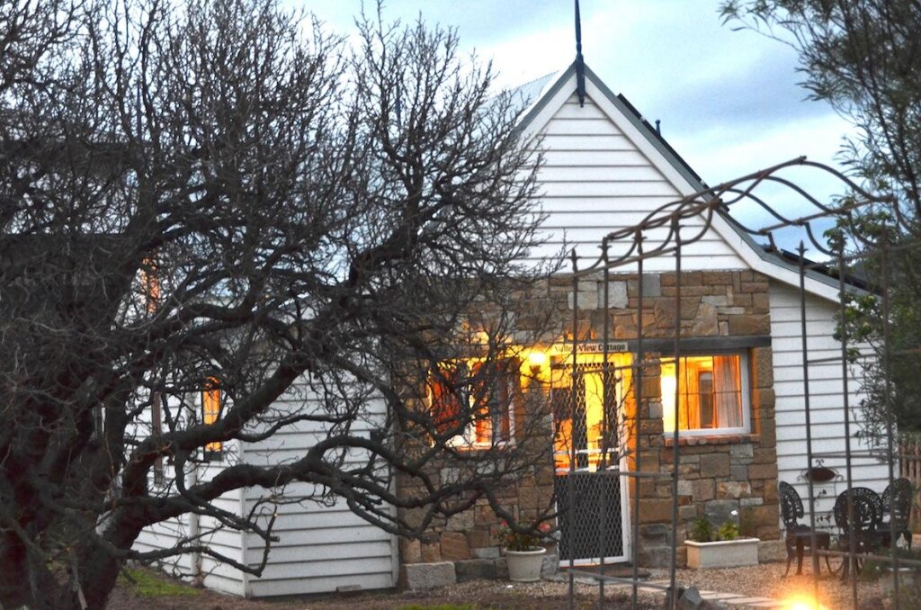 Коттедж с красивым видом из окна Mulberry Cottage Unique B&B Accommodation