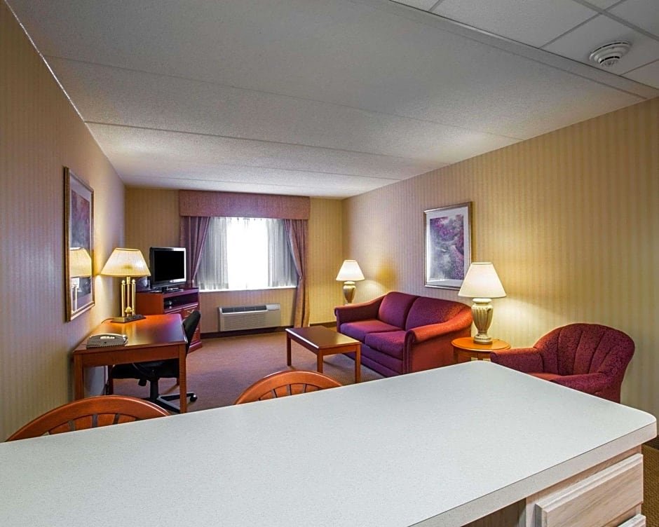Люкс Standard Comfort Inn & Suites Hawthorne