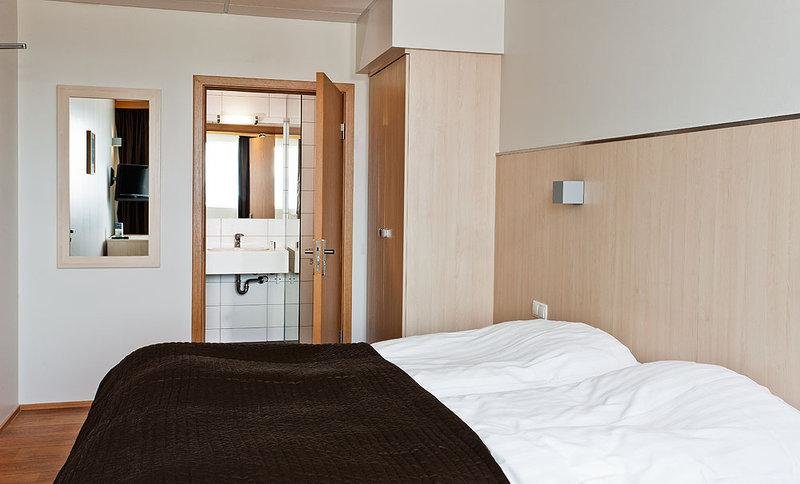 Кровать в общем номере Hotel Klettur