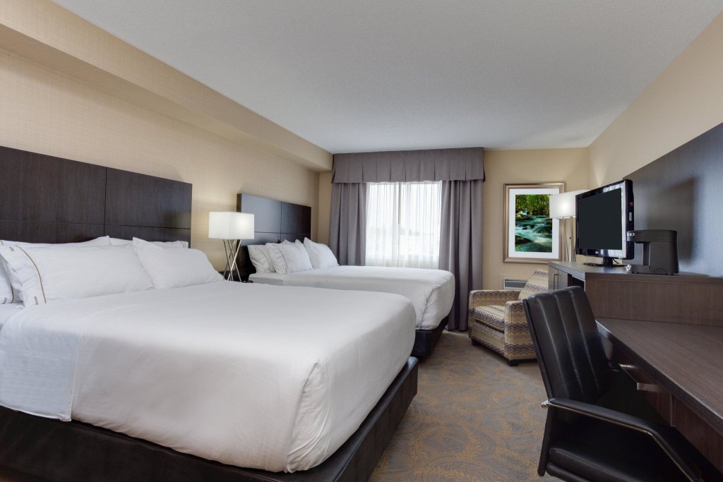 Четырёхместный номер Standard Holiday Inn Express & Suites Fredericton, an IHG Hotel