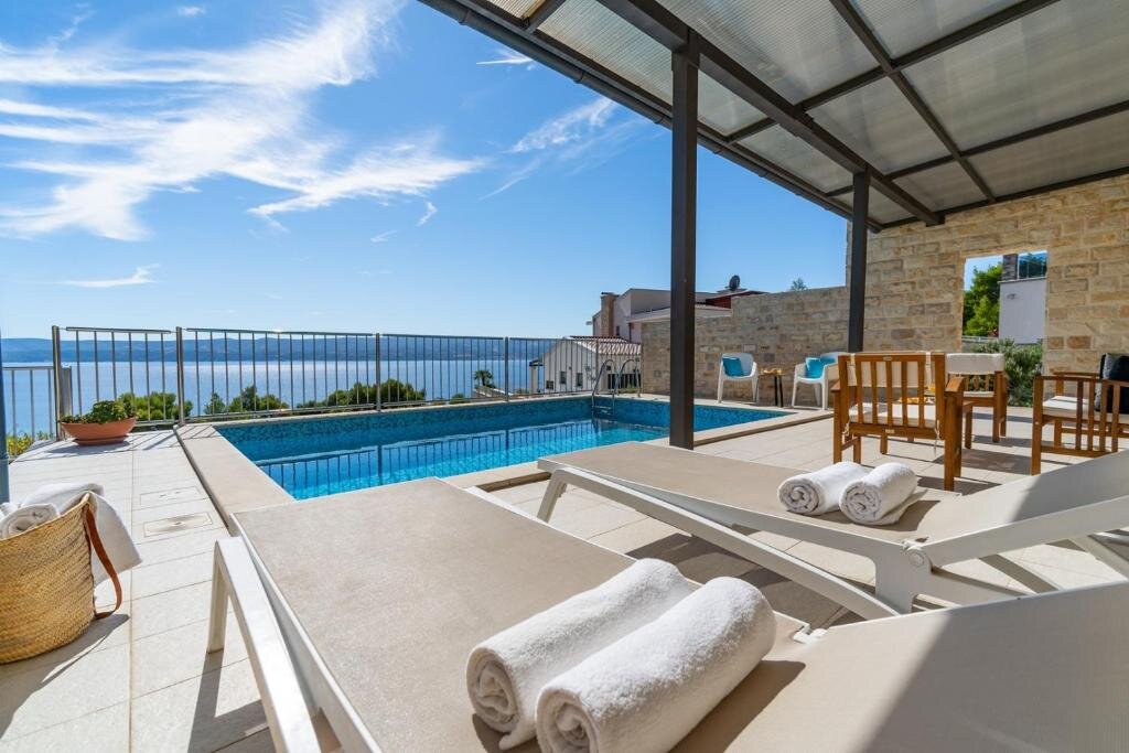 Вилла Villa Oslo - luxury place with sea views & heated pool, 300m far from sandy beach