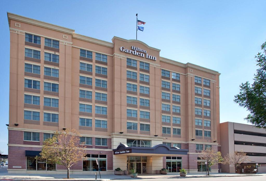 Кровать в общем номере Hilton Garden Inn Omaha Downtown-Old Market Area