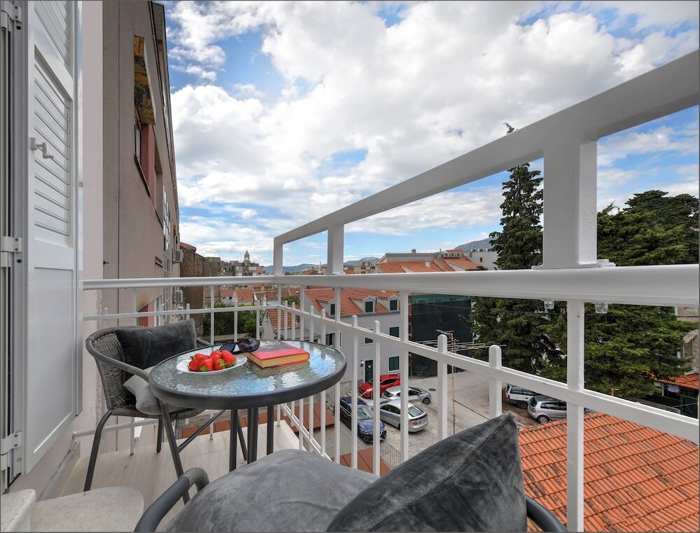Camera Comfort con balcone e con vista sul porto Via Porto Rooms