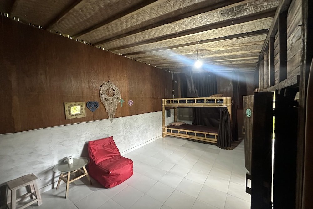Кровать в общем номере Lumbung Langit bali House and Hostel