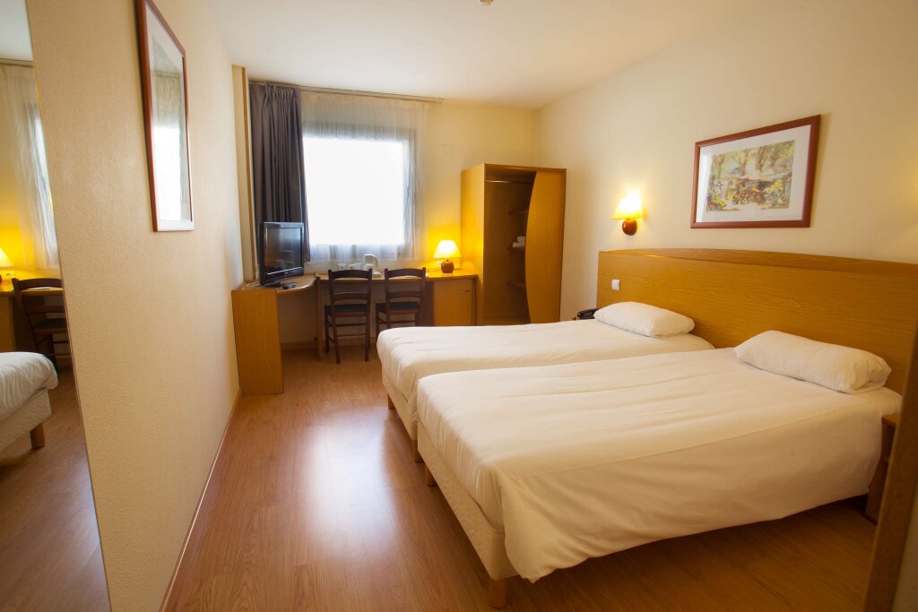 Трёхместный номер Standard Hotel Campanile Alicante