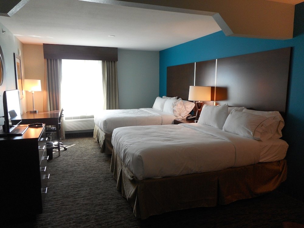 Standard Quadruple room Holiday Inn Express & Suites Carmel North - Westfield, an IHG Hotel