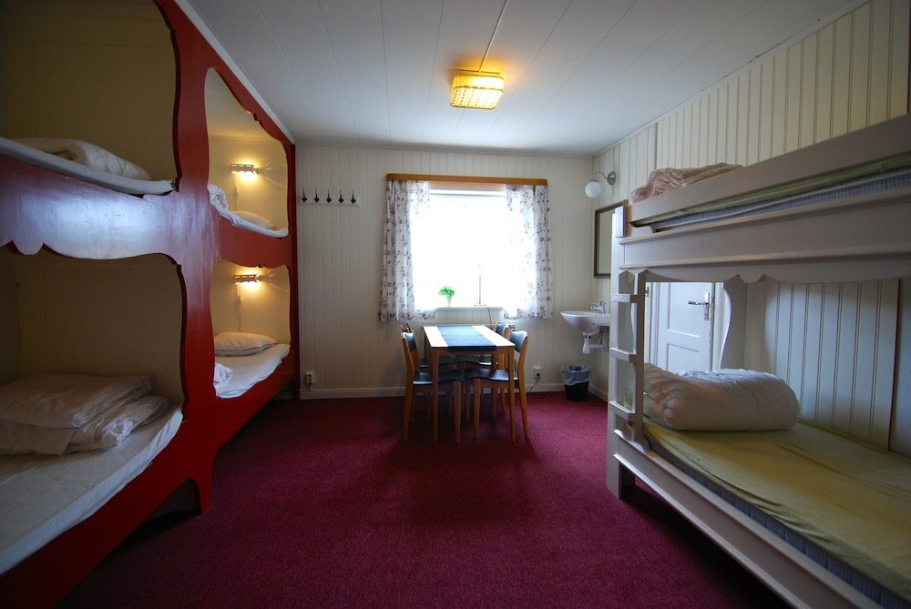 Кровать в общем номере Försgården Fjällpensionat