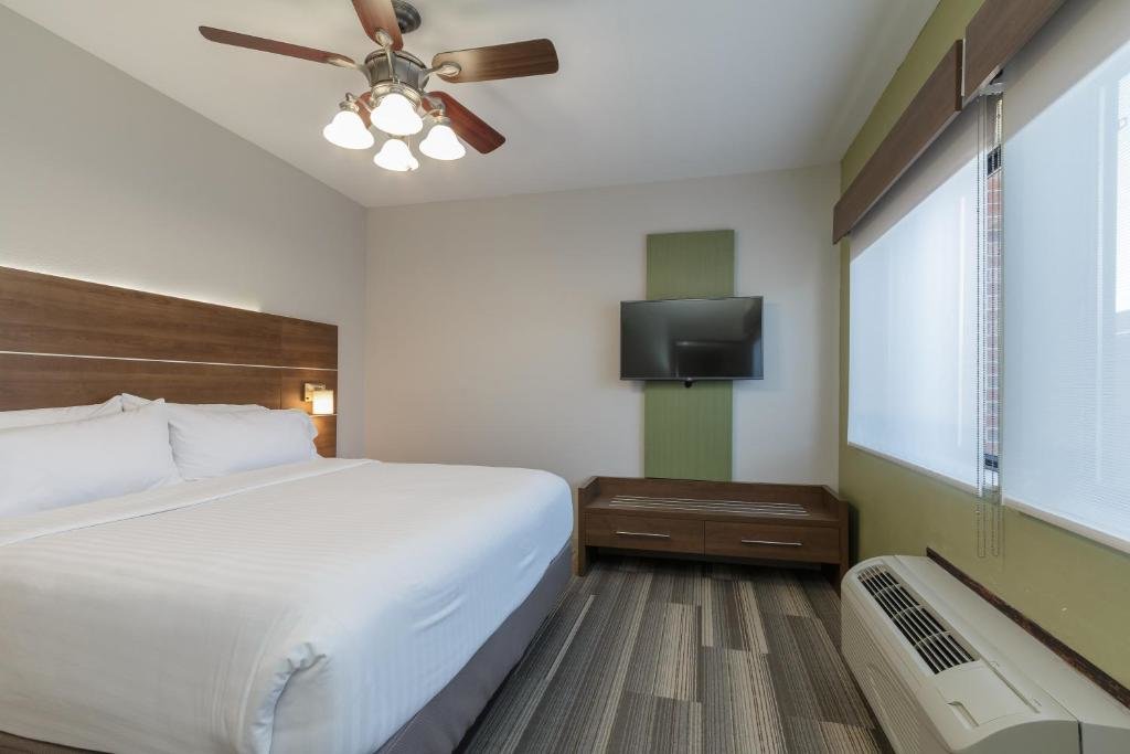 Suite Holiday Inn Express Hotel & Suites South Bend, an IHG Hotel