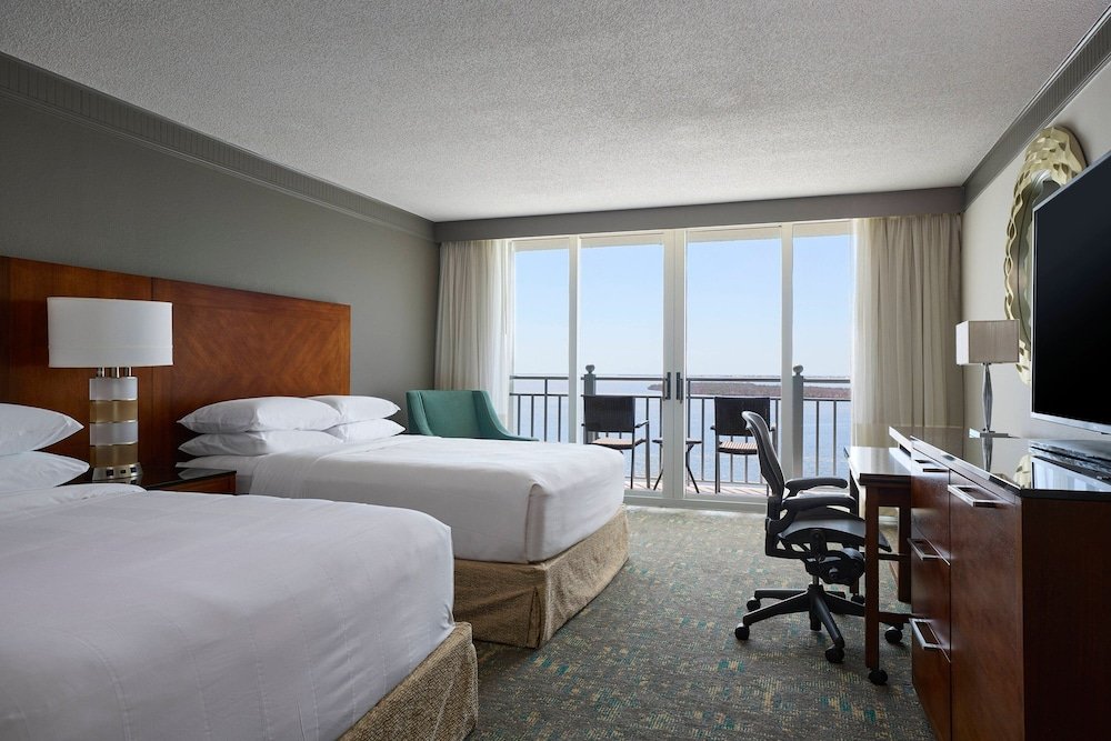 Четырёхместный номер Standard с балконом и с видом на воду Marriott Sanibel Harbour Resort & Spa