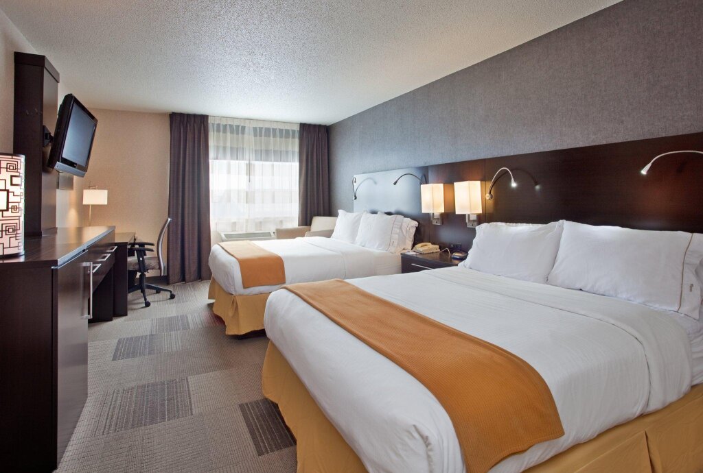 Четырёхместный номер Standard Holiday Inn Express Hotel & Suites Beatrice, an IHG Hotel