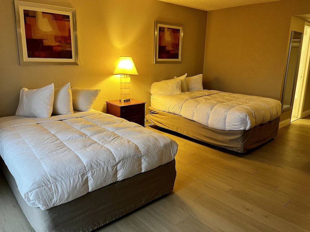 Deluxe room Miami Suites Hotel