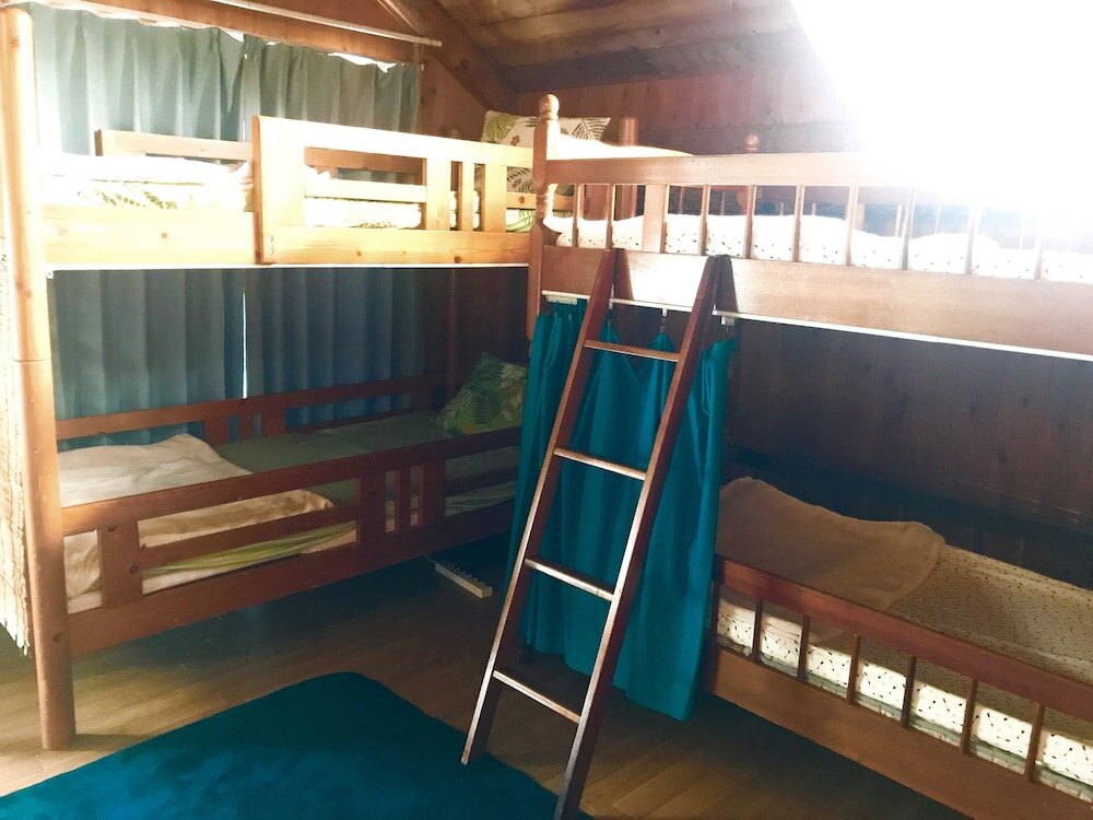 Кровать в общем номере Guest House Long Island