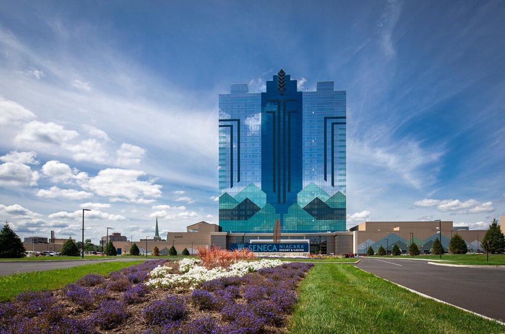 Полулюкс Seneca Niagara Resort & Casino