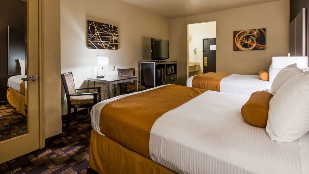 Standard Quadruple room Best Western Windsor Pointe Hotel & Suites - AT&T Center