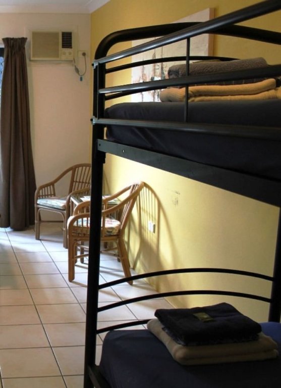 Кровать в общем номере с балконом Bohemia Resort Cairns