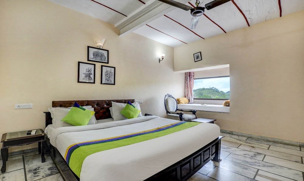 Standard Double room with balcony Treebo Trend Hotel Kumbhal Castle With Valley View