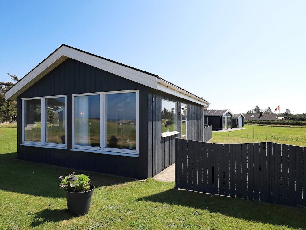 Gorgeous Holiday Home in Lonstrup Near Sea 约灵