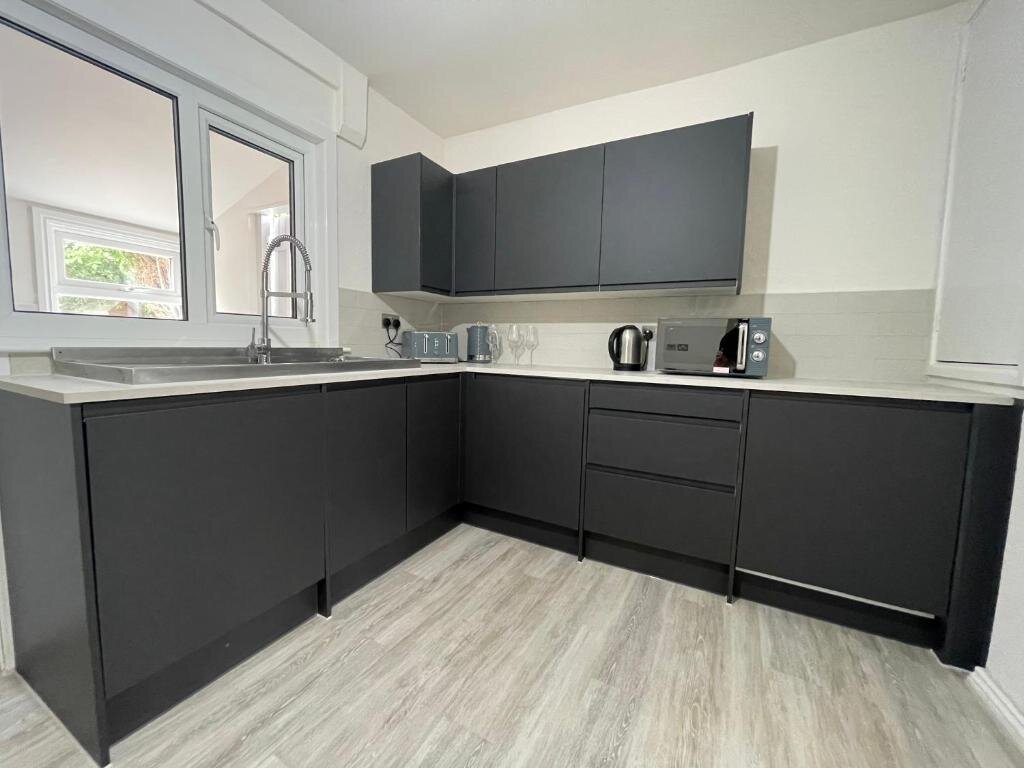 2 Bedrooms Apartment Refurbished 2 bed house in the perfect location