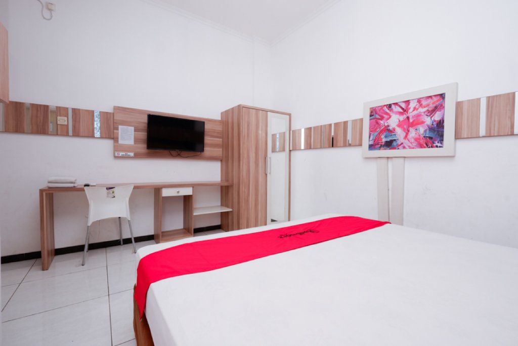 Standard Doppel Zimmer RedDoorz near Plaza Simpang Lima