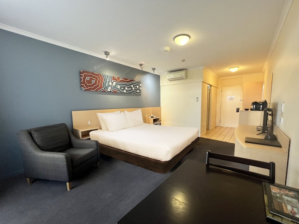 Deluxe room with balcony Stay at Alice Springs Hotel
