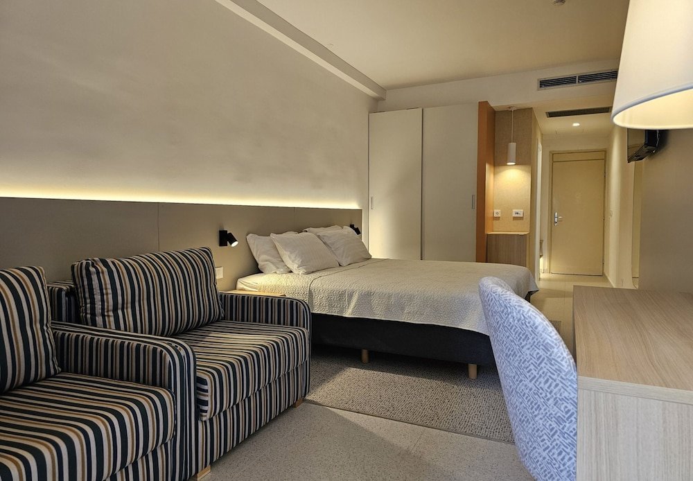 Standard Quadruple room with balcony Hotel Adria