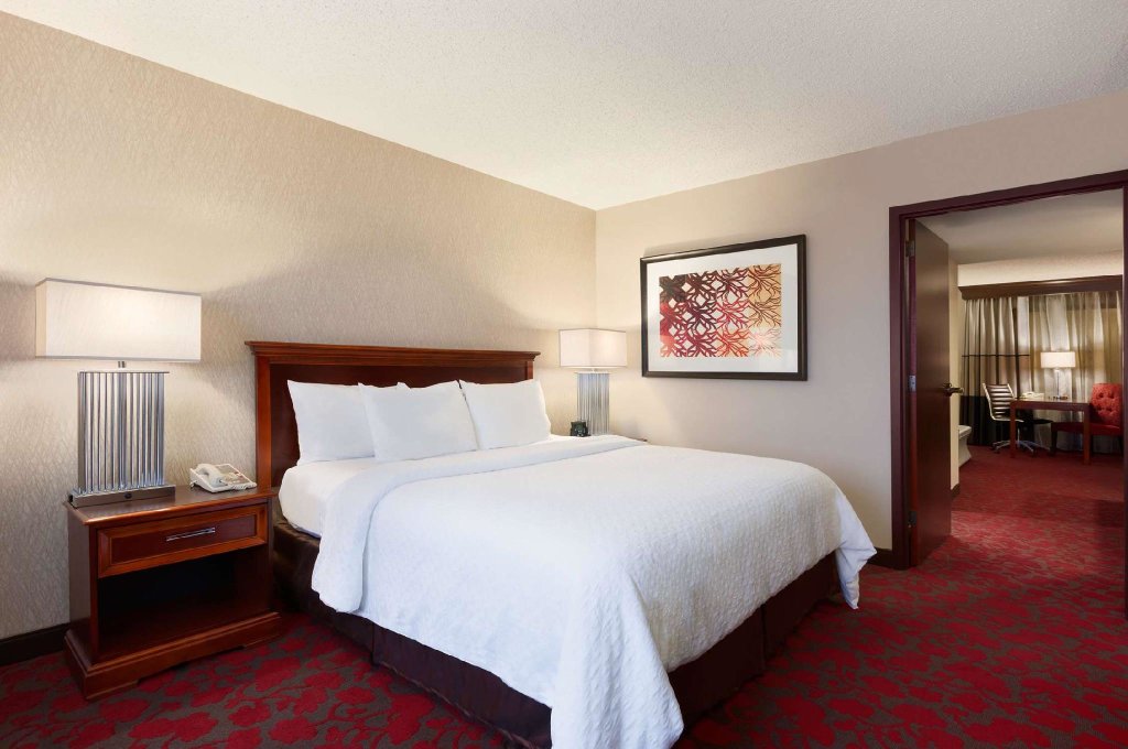 Номер Standard Embassy Suites by Hilton Dulles Airport