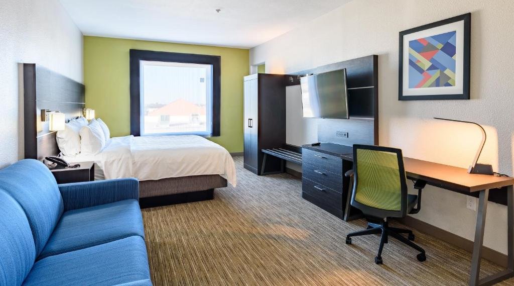 Двухместный люкс c 1 комнатой Holiday Inn Express Hotel and Suites Bastrop, an IHG Hotel