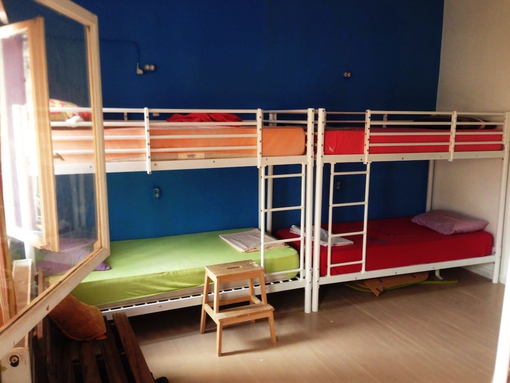Кровать в общем номере с балконом Shantihome