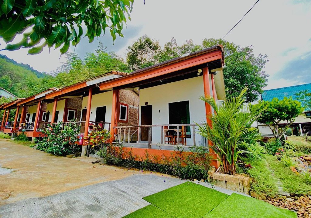 Double Bungalow with balcony and with garden view Kohchang FuengFah