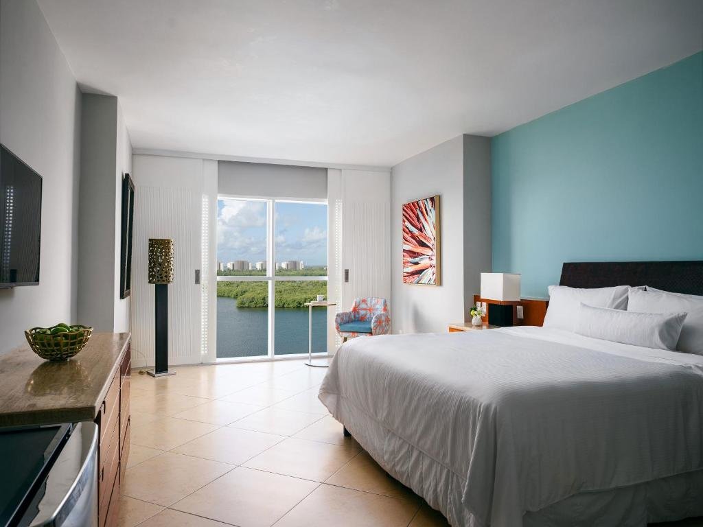 Двухместный номер с видом на залив The Westin Resort & Spa Cancun