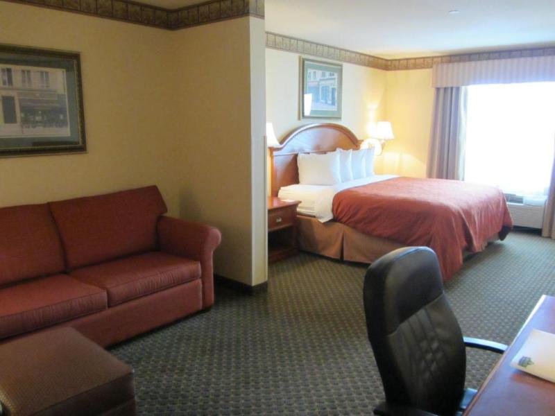 Четырёхместный люкс c 1 комнатой Country Inn & Suites by Radisson, Amarillo I-40 West, TX