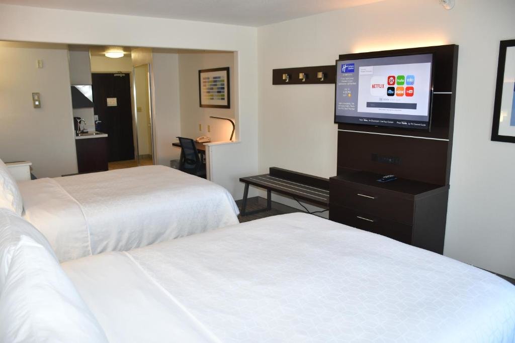 Двухместный номер Deluxe Holiday Inn Express Hotel & Suites Evanston, an IHG Hotel