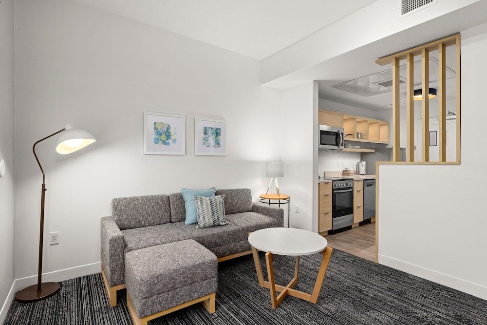 Suite 1 dormitorio con balcón TownePlace Suites by Marriott Cape Canaveral