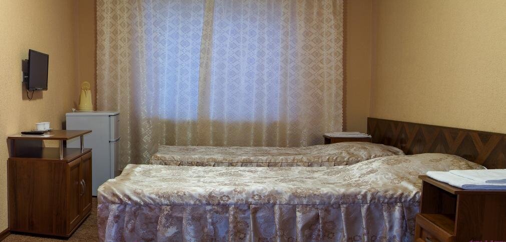 Кровать в общем номере Гостиница Горняк