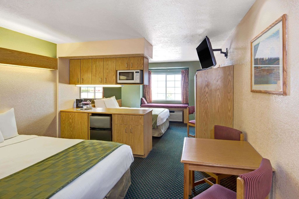 Quadruple room Microtel Inn & Suites by Wyndham Albuquerque West