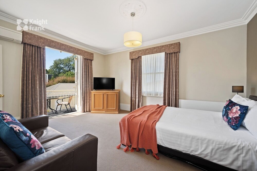 Double Suite with balcony Clydesdale Manor
