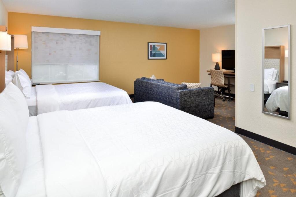 Четырёхместный люкс Holiday Inn Hotel & Suites Overland Park-Convention Center, an IHG Hotel