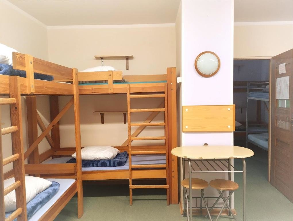 Кровать в общем номере Youth Hostel Podlasie