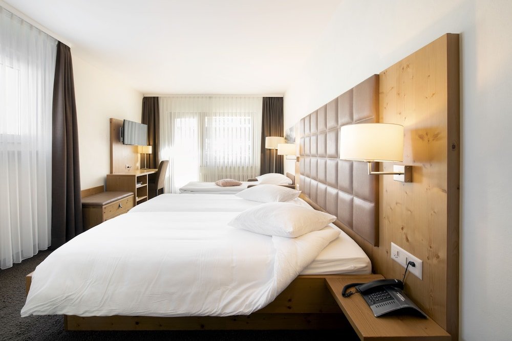 Standard Dreier Zimmer mit Balkon Hotel Olympic - Montana Center