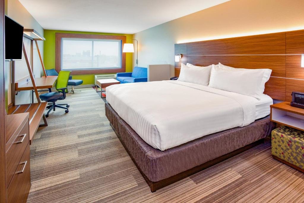Люкс c 1 комнатой Holiday Inn Express and Suites Des Moines Downtown, an IHG Hotel