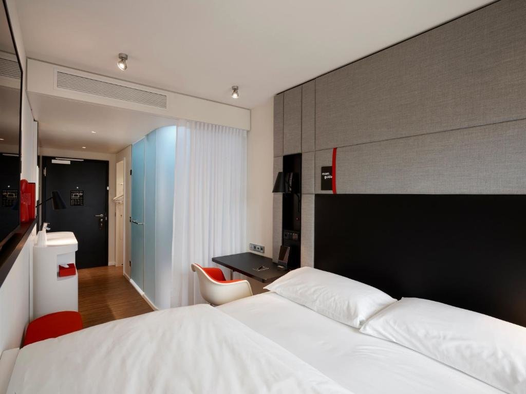 Standard Double room with lake view citizenM Geneva