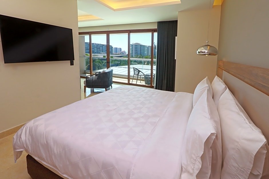 Двухместный люкс с видом на город Holiday Inn & Suites Puerto Vallarta Marina & Golf