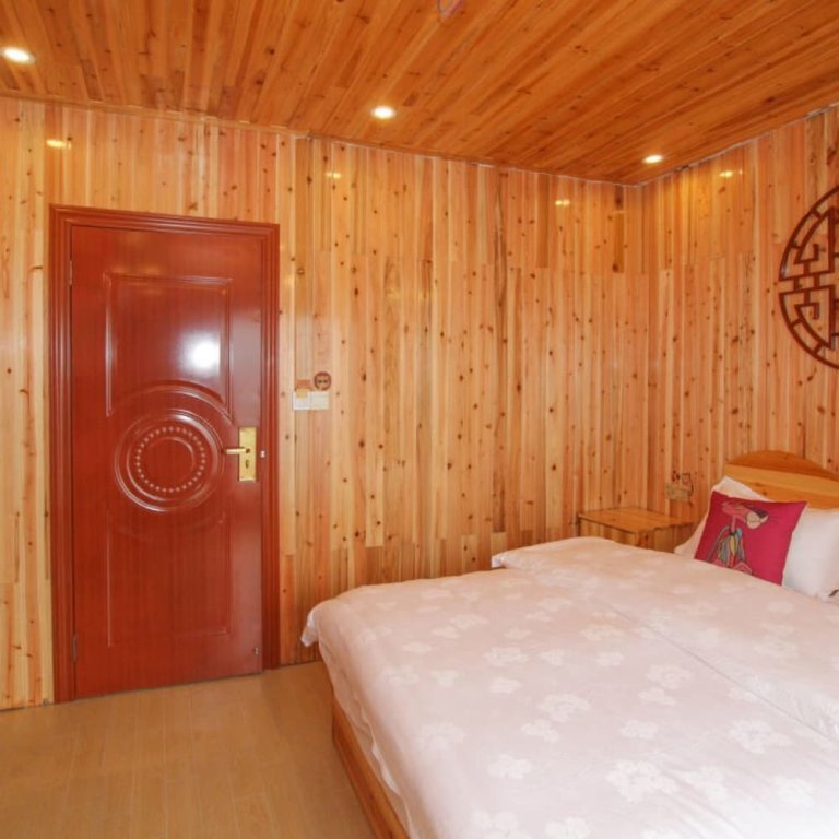 Standard Doppel Zimmer mit Balkon Fenghuang Nanmu Inn No.1